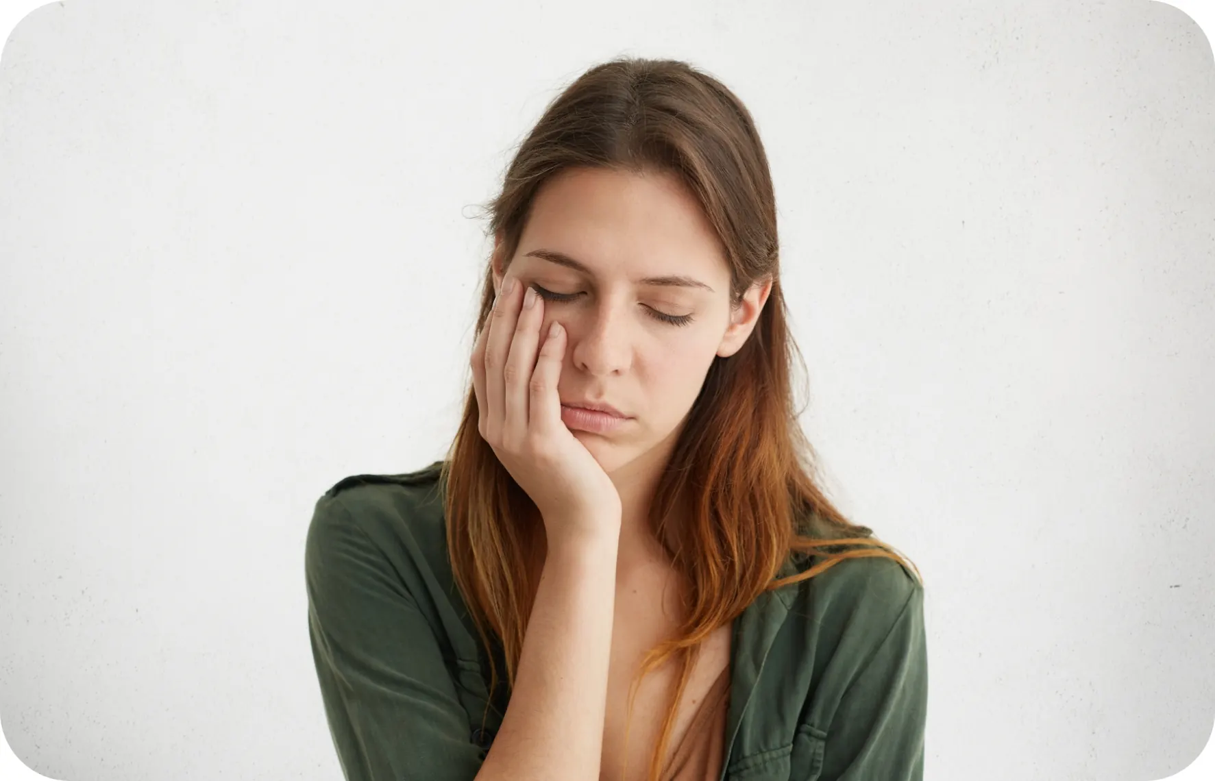 Dolor facial eléctrico o persistente: claves para buscar la causa